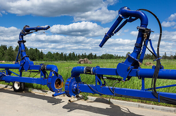 Blå, traktordriven gödselpump av märket DeLaval